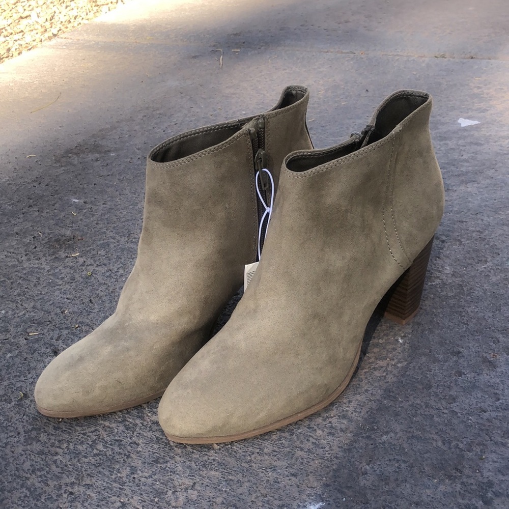NWT Old Navy faux Suede Beige Ankle Boots! Comfortable AND Stylish! Size 9.